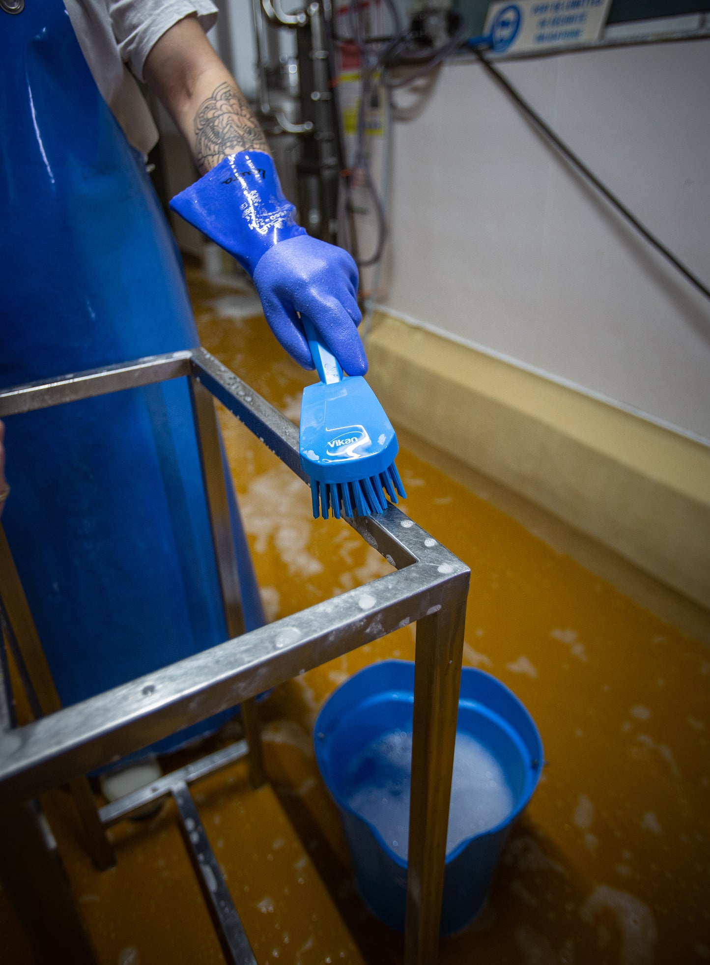 Vikan Emmer 5688 – 6 liter, functionele hygiëne-emmer met schenktuit
