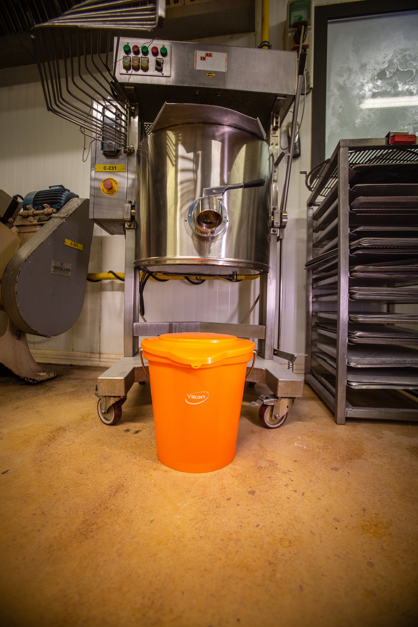 Vikan Emmer 5688 – 6 liter, functionele hygiëne-emmer met schenktuit