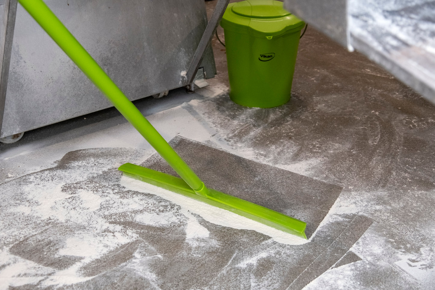 Vikan Emmer 5688 – 6 liter, functionele hygiëne-emmer met schenktuit