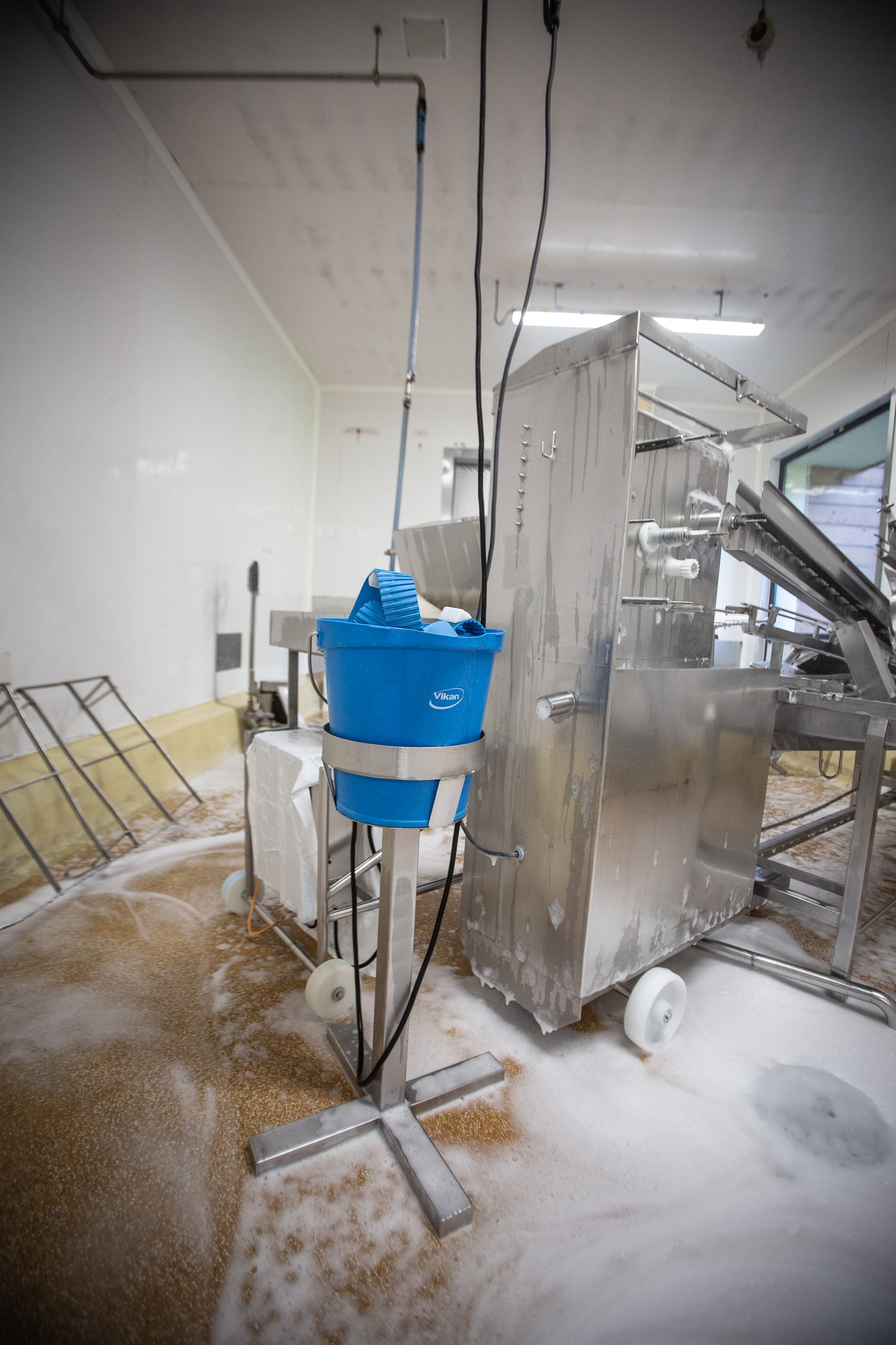 Vikan Emmer 5688 – 6 liter, functionele hygiëne-emmer met schenktuit